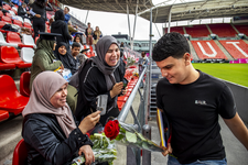 903788 Afbeelding van de diploma-uitreiking van het Gerrit Rietveld College te Utrecht in het Stadion Galgenwaard ...